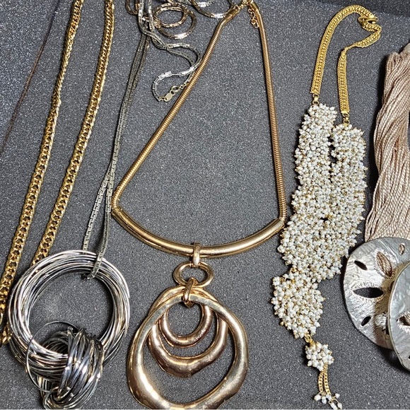 Lot Of 12 Fashion Jewelry Necklaces Various Styles Colors And Makes - Picture 5 of 10